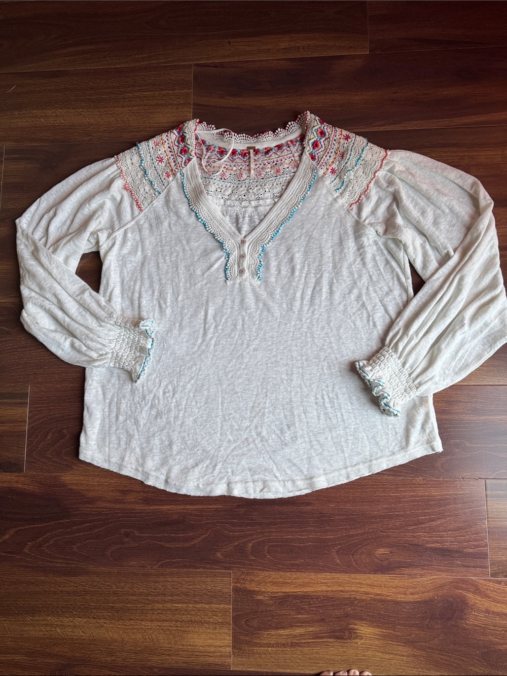 FREE PEOPLE Soft White Embroidered V-Neck Peasant Boho Blouse Size Large